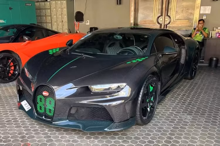 Những thành viên đầu tiên được bật mí tham dự Gumball 3000 2024 có thể khiến giới mê xe Việt Nam vui sướng, vì có rất nhiều xe megacar, hypercar, chẳng hạn như đội bạn Campuchia có Bugatti Chiron tiêu chuẩn và Bugatti Chiron SuperSport tham dự