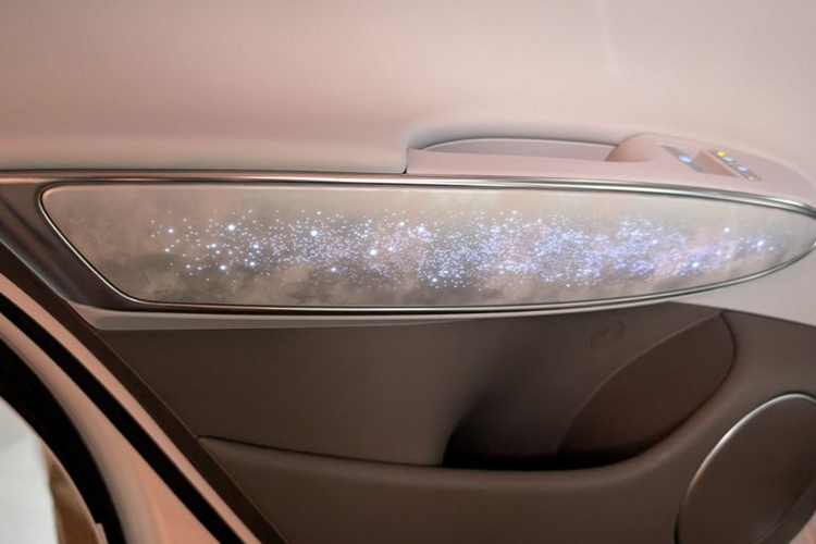 Mẫu xe CUV Genesis GV70 2025 có ngoại thất tinh chỉnh nhẹ với lưới tản nhiệt dạng lưới dệt kép phía trước và đèn pha dạng hai đường song song được nâng cấp công nghệ chiếu sáng MLA. Ở phía sau, đèn báo rẽ giờ đây tích hợp luôn vào đèn hậu.