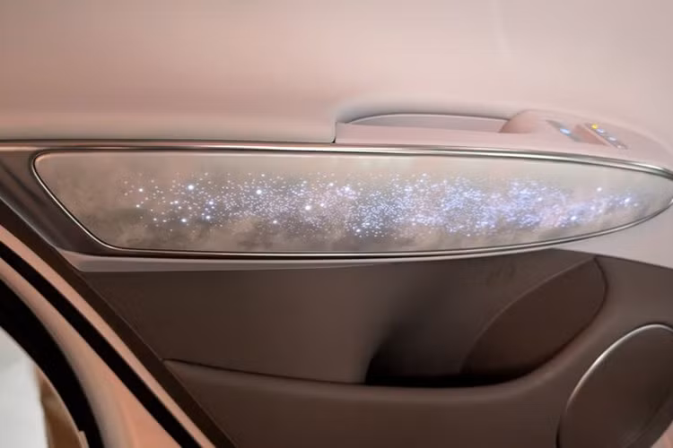 Mẫu xe CUV Genesis GV70 2025 có ngoại thất tinh chỉnh nhẹ với lưới tản nhiệt dạng lưới dệt kép phía trước và đèn pha dạng hai đường song song được nâng cấp công nghệ chiếu sáng MLA. Ở phía sau, đèn báo rẽ giờ đây tích hợp luôn vào đèn hậu.