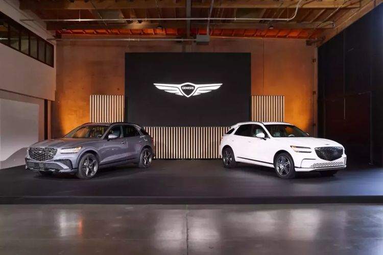 Đối với GV70 và Electrified GV70 mới, Genesis chú trọng nâng cấp không gian nội thất và cải thiện khả năng vận hành của xe. Trong đó, bộ pin trên phiên bản thuần điện được gia tăng dung lượng từ 77,4 kWh lên 84 kWh.