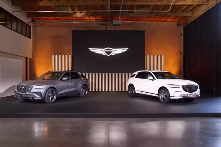 Đối với GV70 và Electrified GV70 mới, Genesis chú trọng nâng cấp không gian nội thất và cải thiện khả năng vận hành của xe. Trong đó, bộ pin trên phiên bản thuần điện được gia tăng dung lượng từ 77,4 kWh lên 84 kWh.