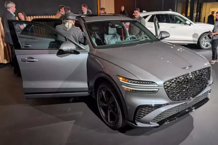 Hiện tại, Genesis vẫn chưa công bố thông số kỹ thuật của phiên bản thuần điện GV70 Electrified. Mức giá xe Genesis GV70 và GV70 Electrified vẫn chưa công bố, nhưng con số dự kiến sẽ tăng đôi chút so với phiên bản hiện tại.