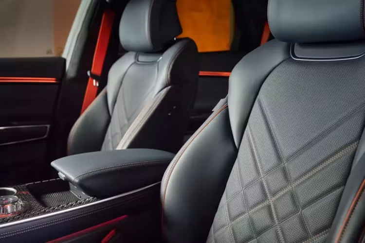 Bên cạnh đó, thiết kế cánh gió và ống xả cũng thay đổi nhẹ. Những thay đổi đáng kể hơn được thể hiện ở phía khoang nội thất. Giống như GV80 ra mắt hồi đầu năm, GV70 mới được trang bị cụm màn hình kép kích thước lên tới 27 inch.