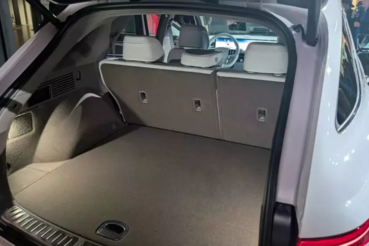 Ngoài ra, xe còn có một điểm nhấn đặc biệt nằm ở tapli cửa, với hệ thống đèn LED được đặt trong một tấm ốp hình bầu dục, tạo nên hiệu ứng mô phỏng dải thiên hà. Về hệ truyền động, GV70 vẫn được cung cấp 2 tùy chọn động cơ bao gồm động cơ 2.0L 4 xi-lanh mạnh 300 mã lực và động cơ 3.5L V6 mạnh 375 mã lực.