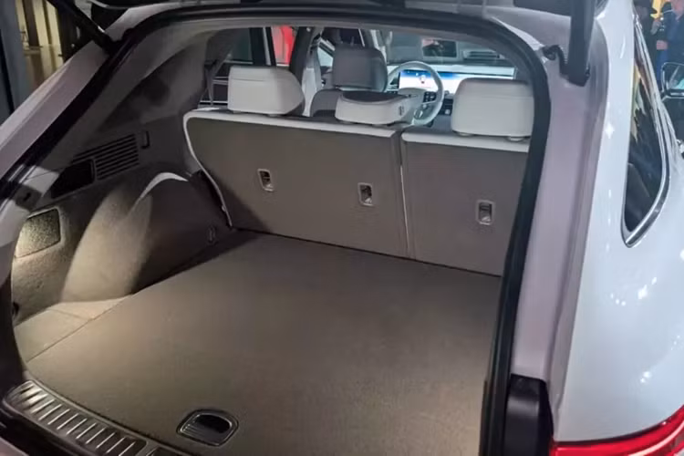 Ngoài ra, xe còn có một điểm nhấn đặc biệt nằm ở tapli cửa, với hệ thống đèn LED được đặt trong một tấm ốp hình bầu dục, tạo nên hiệu ứng mô phỏng dải thiên hà. Về hệ truyền động, GV70 vẫn được cung cấp 2 tùy chọn động cơ bao gồm động cơ 2.0L 4 xi-lanh mạnh 300 mã lực và động cơ 3.5L V6 mạnh 375 mã lực.