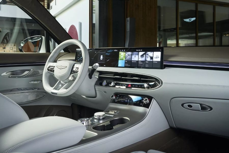 Mặc dù Genesis không công bố phạm vi hoạt động cụ thể nhưng cho biết xe có thể đi được xa hơn 380 km so với bản cũ. Ngoài ra, Electrified GV70 còn được trang bị tiêu chuẩn cổng sạc NACS. Như vậy, mẫu CUV này có thể sử dụng được tất cả các trụ sạc thuộc hệ thống Tesla Supercharger.