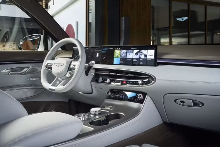 Mặc dù Genesis không công bố phạm vi hoạt động cụ thể nhưng cho biết xe có thể đi được xa hơn 380 km so với bản cũ. Ngoài ra, Electrified GV70 còn được trang bị tiêu chuẩn cổng sạc NACS. Như vậy, mẫu CUV này có thể sử dụng được tất cả các trụ sạc thuộc hệ thống Tesla Supercharger.