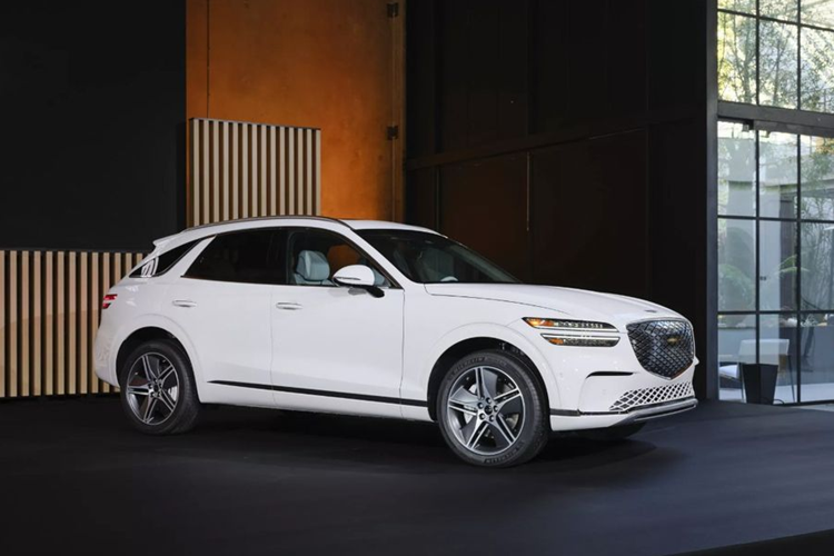 Ngay trước thềm Triển lãm ôtô Los Angeles 2024, Genesis – thương hiệu ôtô hạng sang thuộc Tập đoàn Hyundai đã chính thức giới thiệu phiên bản nâng cấp của bộ đôi SUV Genesis GV70 và GV70 Electrified thuần điện. Cả hai mẫu xe này đều nhận được những thay đổi đáng chú ý từ trong ra ngoài.