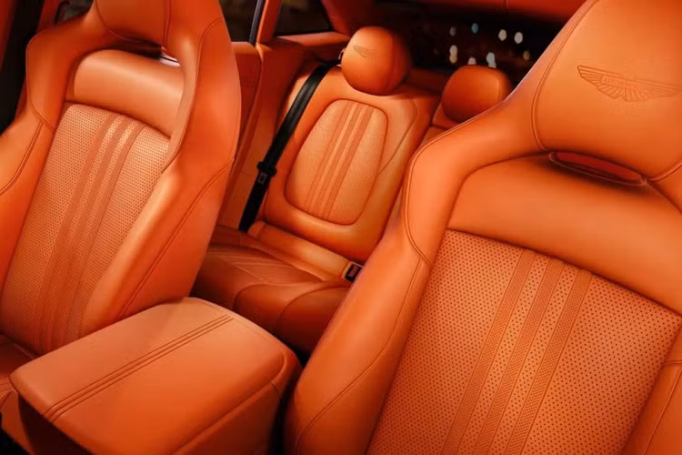 Hệ thống âm thanh 14 loa với công suất 800 watt của Aston Martin hiện đã được trang bị tiêu chuẩn nhưng có thể tùy chọn nâng cấp lên dàn âm thanh Bowers &amp; Wilkins 23 loa cao cấp hơn với công suất 1.600 watt.