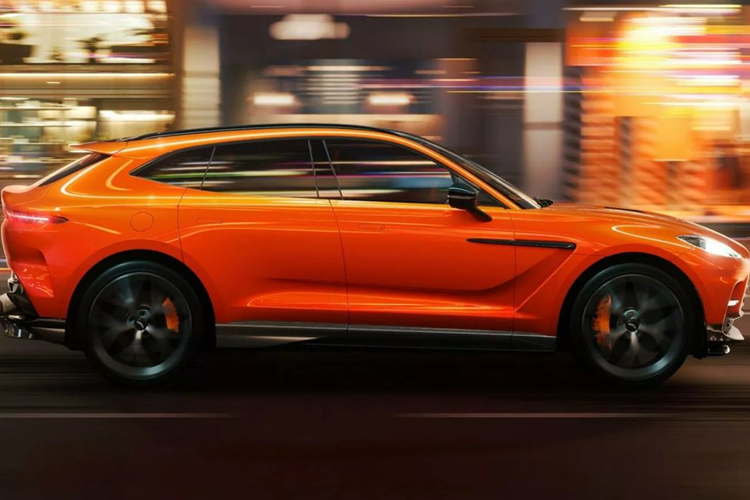 Đầu tiên là năm màu sơn ngoại thất mới, gồm: Epsilon Black, Helios Yellow, Sprint Green, Malachite Green và Aura Green – cùng với việc bổ sung màu xanh Podium Green, lần đầu tiên có sẵn độc quyền trên phiên bản DBX707 AMR23.