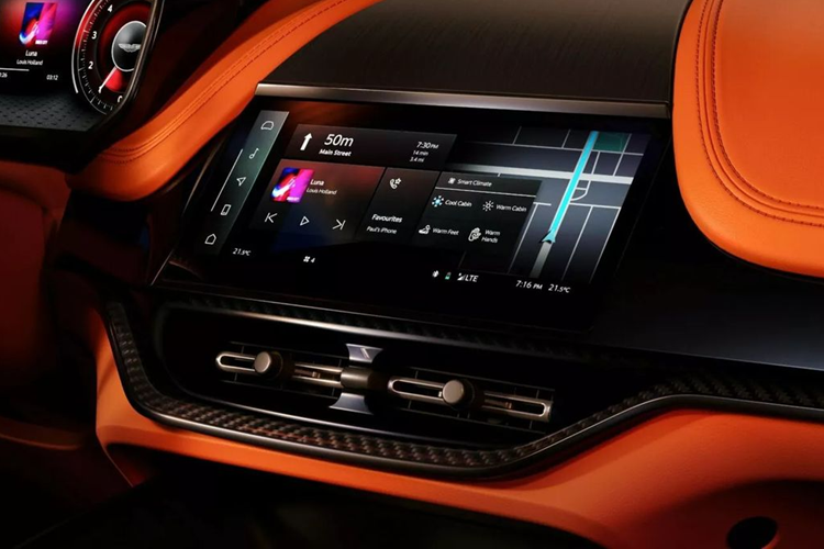 Bên cạnh màn hình mới, cụm đồng hồ và bảng điều khiển trung tâm của xe cũng đã được thiết kế lại, giúp DBX707 2025 đồng bộ hơn với các dòng xe còn lại của Aston Martin.