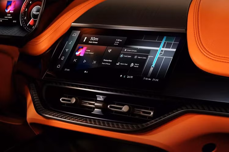 Bên cạnh màn hình mới, cụm đồng hồ và bảng điều khiển trung tâm của xe cũng đã được thiết kế lại, giúp DBX707 2025 đồng bộ hơn với các dòng xe còn lại của Aston Martin.