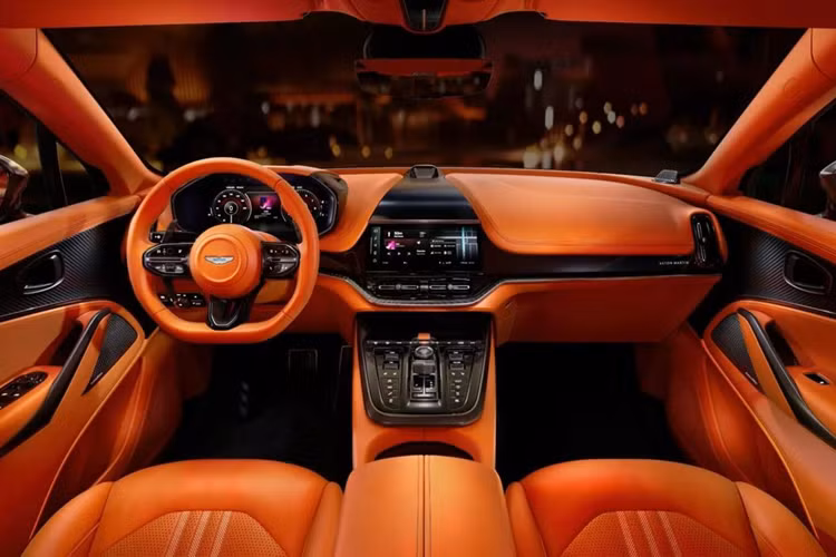 Tiếp đến là tay nắm cửa mới, có thể điều khiển điện bật ra ngoài khi xe được mở khóa; gương ngoại thất mới tích hợp camera và các lớp sơn hoàn thiện mới cho mâm xe hợp kim kích thước 23 inch tùy chọn (mâm xe 22 inch là trang bị tiêu chuẩn).