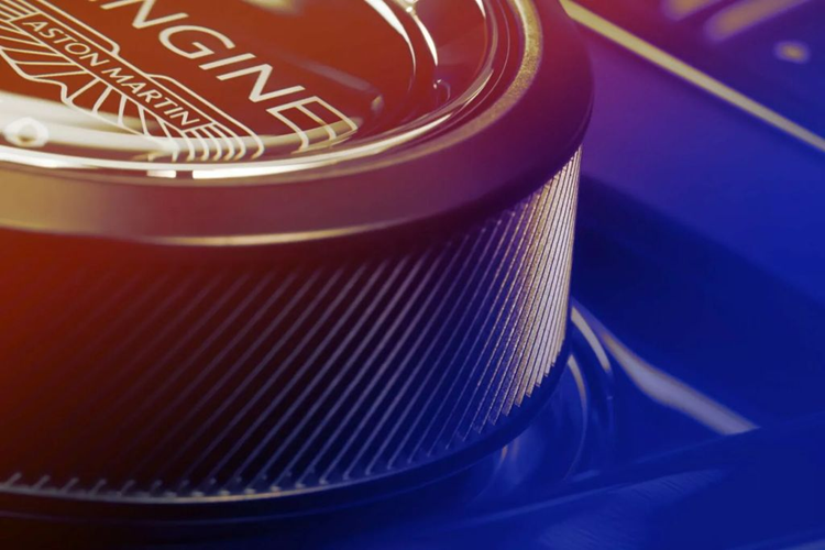 Điểm thay đổi ấn tượng đầu tiên phải nhắc đến bên trong cabin của Aston Martin DBX707 2025 là hệ thống thông tin giải trí mới, đã có trên xe thể thao DB12 và Vantage, tích hợp các tính năng kết nối mới nhất bao gồm Apple CarPlay/ Android Auto không dây, cùng với nhiều kết nối USB-C và kết nối trực tuyến đầy đủ được hỗ trợ bởi app riêng của Aston Martin.