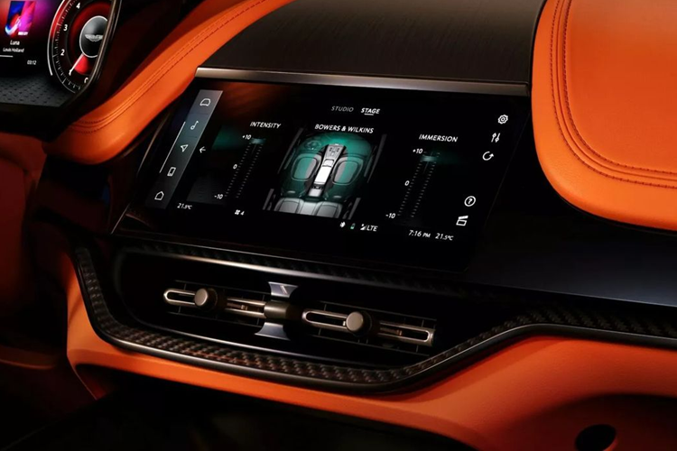 Hệ thống hiển thị cũ đến từ thương hiệu Mercedes đã được thay bằng màn hình cảm ứng “Pure Black” 10,25 inch hiện đại hơn, kết hợp với cụm đồng hồ kỹ thuật số 12,3 inch - lớn hơn 1,5 inch so với màn hình trên DB12 và Vantage.