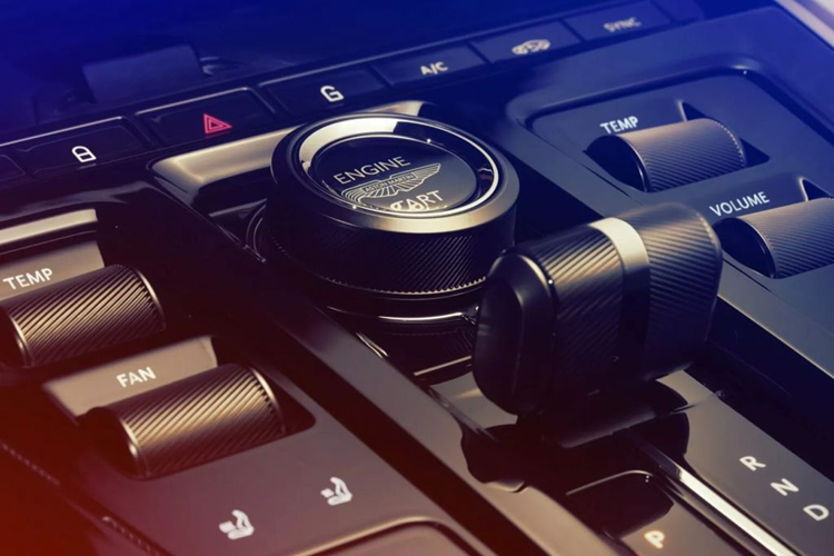 Cụ thể, Aston Martin DBX707 2025 được cung cấp các nút điều khiển vật lý chuyên dụng để chọn số, chế độ lái, sưởi ấm/thông gió, điều khiển hệ thống treo, ESP, ống xả và ADAS. Thao tác được đơn giản hóa hơn nữa nhờ công tắc bật/tắt mới cho các chế độ lái thay vì nhiều nút bấm.