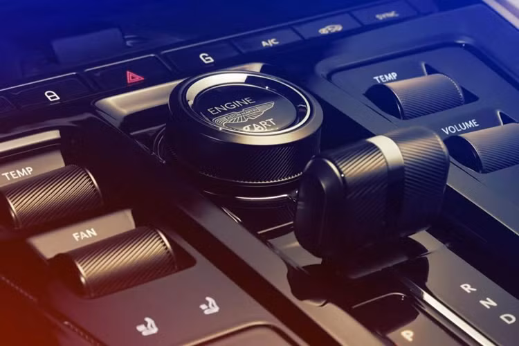 Cụ thể, Aston Martin DBX707 2025 được cung cấp các nút điều khiển vật lý chuyên dụng để chọn số, chế độ lái, sưởi ấm/thông gió, điều khiển hệ thống treo, ESP, ống xả và ADAS. Thao tác được đơn giản hóa hơn nữa nhờ công tắc bật/tắt mới cho các chế độ lái thay vì nhiều nút bấm.