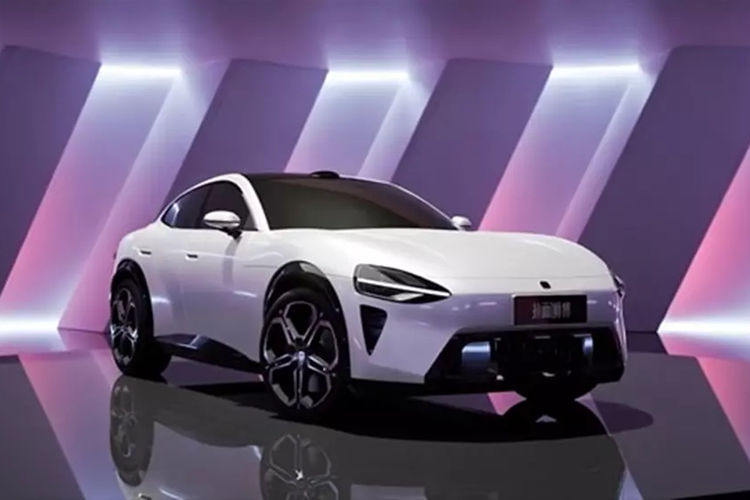 Mặc dù hiện tại không thiếu hình ảnh dựng về diện mạo của chiếc xe, nhưng hình ảnh thực tế của chiếc xe vẫn cho thấy các mô hình thử nghiệm được ngụy trang kỹ lưỡng.