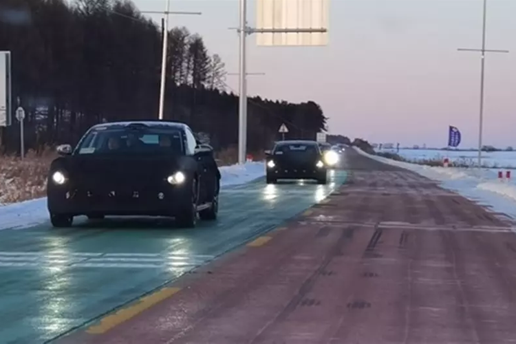 Theo một nguồn tin nội bộ, mẫu xe SUV điện mới của Xiaomi sẽ được ra mắt vào tháng 2 hoặc tháng 3/2025. Tuy nhiên, một nguồn tin khác thân cận với Xiaomi Auto cho biết việc ra mắt mẫu SUV này sẽ diễn ra cùng nhịp với việc ra mắt SU7. SU7 đã ra mắt vào đầu năm nay vào ngày 28 tháng 3 và bắt đầu giao hàng sau đó vài ngày.