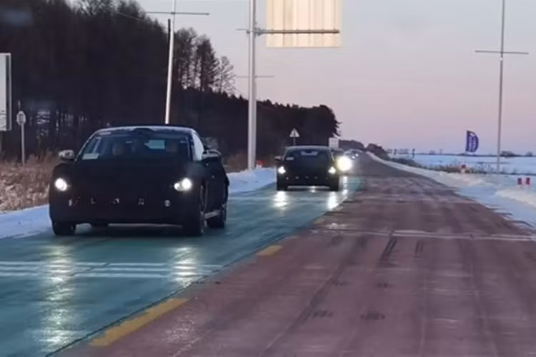 Theo một nguồn tin nội bộ, mẫu xe SUV điện mới của Xiaomi sẽ được ra mắt vào tháng 2 hoặc tháng 3/2025. Tuy nhiên, một nguồn tin khác thân cận với Xiaomi Auto cho biết việc ra mắt mẫu SUV này sẽ diễn ra cùng nhịp với việc ra mắt SU7. SU7 đã ra mắt vào đầu năm nay vào ngày 28 tháng 3 và bắt đầu giao hàng sau đó vài ngày.