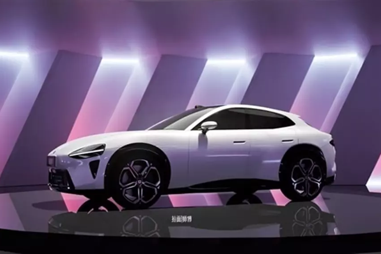 Gần đây, một người dùng Weibo đã báo cáo rằng đã nhìn thấy và cung cấp một video về việc đích thân CEO Lei Jun của Xiaomi đang thử nghiệm chiếc SUV Xiaomi trên đường cao tốc. Những bức ảnh chụp lén nội thất cho thấy chiếc xe mới sẽ khác biệt đáng kể so với Xiaomi SU7, ít nhất là về thiết kế bảng điều khiển trung tâm.