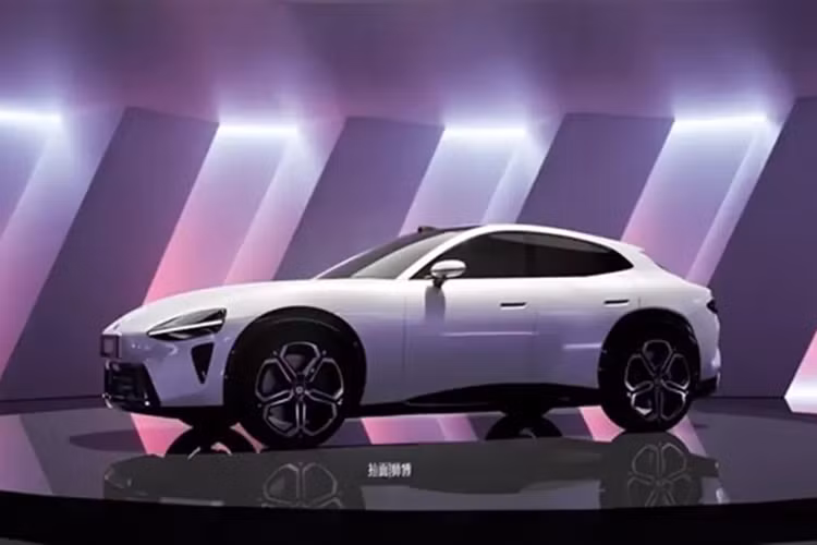 Gần đây, một người dùng Weibo đã báo cáo rằng đã nhìn thấy và cung cấp một video về việc đích thân CEO Lei Jun của Xiaomi đang thử nghiệm chiếc SUV Xiaomi trên đường cao tốc. Những bức ảnh chụp lén nội thất cho thấy chiếc xe mới sẽ khác biệt đáng kể so với Xiaomi SU7, ít nhất là về thiết kế bảng điều khiển trung tâm.