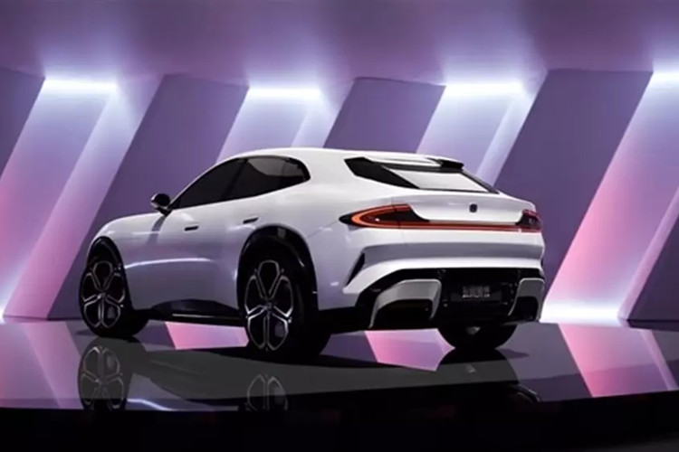 Trên SU7, có một hàng nút bấm chạy dọc xuống bên trái gần người lái, điều khiển nhiều chức năng khác nhau như cánh gió và hệ thống treo khí nén. Những chức năng này không có trên chiếc SUV mới, chỉ có bộ sạc điện thoại di động không dây, giá để cốc và bệ tỳ tay trung tâm có ngăn đựng đồ bên trong.