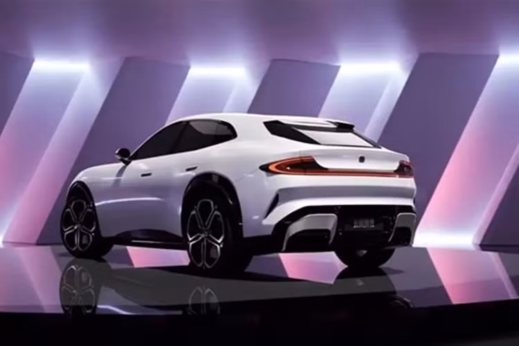 Trên SU7, có một hàng nút bấm chạy dọc xuống bên trái gần người lái, điều khiển nhiều chức năng khác nhau như cánh gió và hệ thống treo khí nén. Những chức năng này không có trên chiếc SUV mới, chỉ có bộ sạc điện thoại di động không dây, giá để cốc và bệ tỳ tay trung tâm có ngăn đựng đồ bên trong.