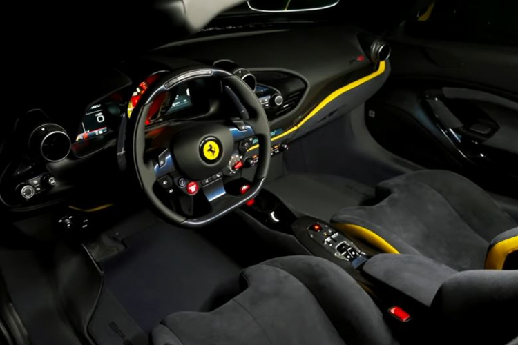 Ferrari cho biết, họ đã dành rất nhiều thời gian để hoàn thiện thân xe thông qua mô phỏng máy tính CFD, thử nghiệm phòng gió và kiểm tra trên đường đua để đảm bảo chiếc xe vẫn thoải mái và yên tĩnh ngay cả khi không có mui.