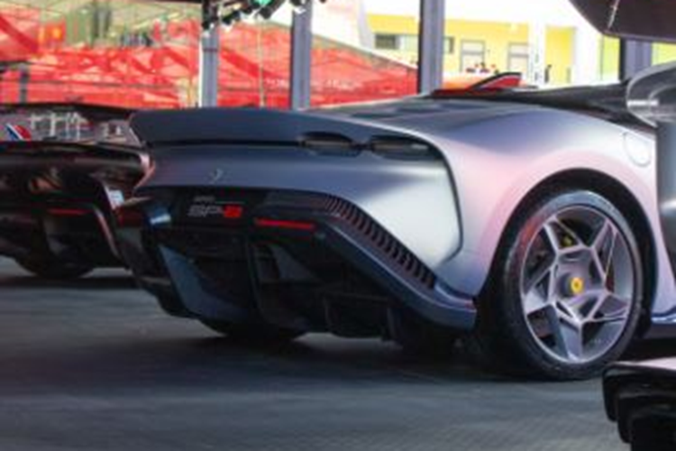 Dù được phát triển dựa trên F8 Spider nhưng một số khu vực trong khoang lái của SP-8 cũng được “mượn” từ những “người anh em” khác. Chẳng hạn như bảng điều khiển trung tâm và khu vực hộp số F1 của xe dựa trên chiếc SF90 Stradale nhưng đã được thiết kế lại hoàn toàn.