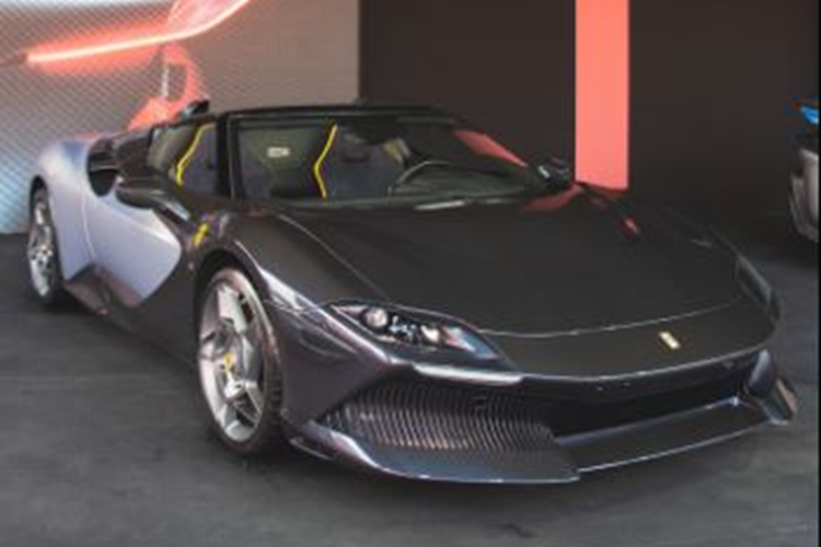 Mặt khác, con số này nhằm tôn vinh khối động cơ tăng áp kép V8 3,9 lít của xe. Đây là một trong những cỗ máy được đánh giá cao nhất trong lịch sử và từng 4 lần liên tiếp chiến thắng giải thưởng Động cơ danh giá của năm (IEOTY). SP-8 được phát triển dựa trên mẫu F8 Spider, kế thừa bố cục, khung gầm và động cơ.