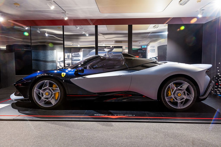 Phần trước của xe được để nguyên bản bề mặt sợi carbon tối màu, trong khi phần sau của xe mang màu bạc hàng thửa Argento Micalizzato. Đầu xe nổi bật với lưới tản nhiệt liền khối bằng hợp kim nhôm, được chế tác bằng công nghệ in 3D.