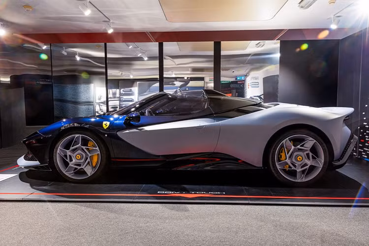 Phần trước của xe được để nguyên bản bề mặt sợi carbon tối màu, trong khi phần sau của xe mang màu bạc hàng thửa Argento Micalizzato. Đầu xe nổi bật với lưới tản nhiệt liền khối bằng hợp kim nhôm, được chế tác bằng công nghệ in 3D.