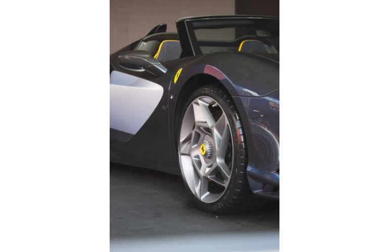 Bên trong cabin, SP-8 được hoàn thiện với ghế ngồi bằng chất liệu da Alcantara màu xanh hải quân kết hợp với vải sợi dệt đặc biệt hiệu ứng chuyển màu và thảm bằng vải twill có hiệu ứng ánh kim.