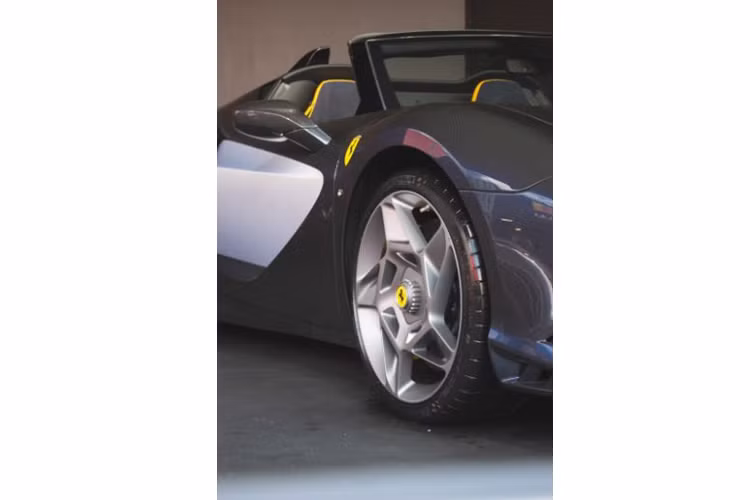 Bên trong cabin, SP-8 được hoàn thiện với ghế ngồi bằng chất liệu da Alcantara màu xanh hải quân kết hợp với vải sợi dệt đặc biệt hiệu ứng chuyển màu và thảm bằng vải twill có hiệu ứng ánh kim.