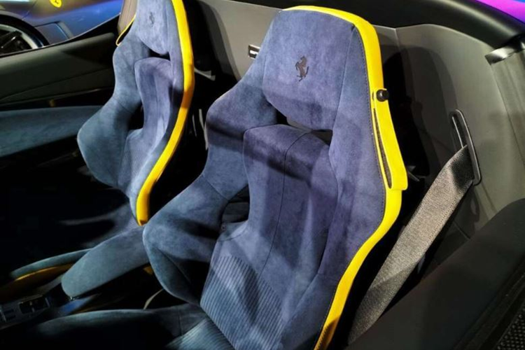 Cụm đèn trước của Ferrari SP-8 được thiết kế lại hoàn toàn, trong khi cụm đèn hậu được thừa hưởng từ mẫu Ferrari Roma. Kính chắn gió và cửa ống xả lại được thừa hưởng từ chiếc 296 GTB. Bộ mâm 5 chấu được lấy cảm hứng từ huyền thoại Ferrari F40 với bề mặt hoàn thiện màu xám mờ Grigio NART.