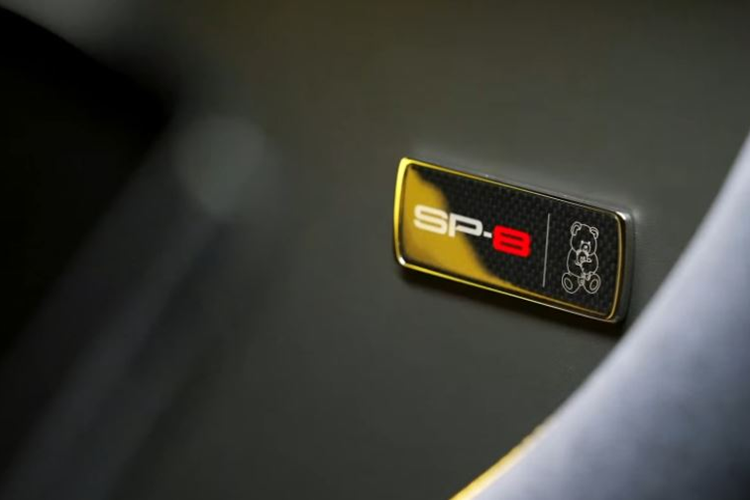 Lưới tản nhiệt có cùng hoạ tiết dạng sọc kiểu dáng thẳng đứng, dần mở rộng sang hai bên để truyền luồng không khí tốt hơn đến bộ tản nhiệt phía trước.