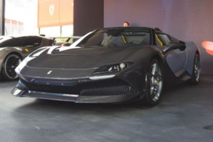 Mặc dù được lấy cảm hứng từ một mẫu xe mui trần nhưng Ferrari SP-8 không có mui. Thiết kế này giúp người lái có thể tận hưởng âm thanh mạnh mẽ đến từ khối động cơ V8 tăng áp kép. “Ngoại hình” của Ferrari SP-8 thể thao, thời thượng với màu sơn ngoại thất phối hai tông màu đen - bạc lạ mắt.