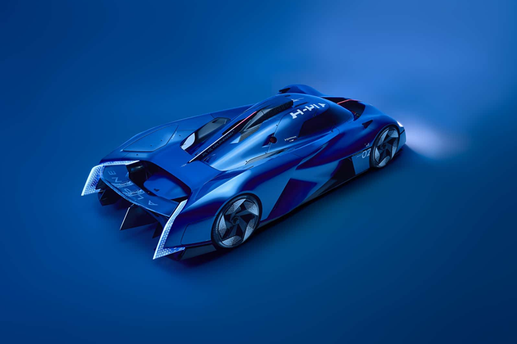 Mẫu xe sẽ có thiết kế giúp đưa nước được bơm vào để cắt giảm lượng khí thải NOx, H2 dihydrogen được phun trực tiếp vào buồng đốt dưới áp suất 40 bar (580 ps) từ ba bình chứa (một trong hai bên buồng lái và một bình phía sau).