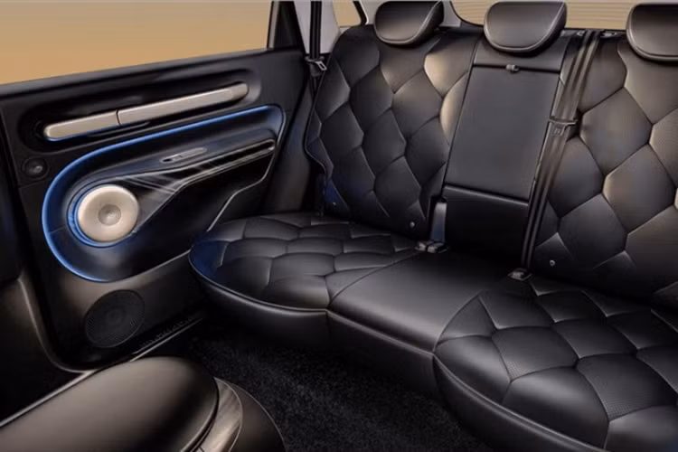 Ghế trước của mẫu xe điện này có khả năng ngả sâu, thông gió, hốc gió điều hòa riêng cho hàng 2, ghế lái chỉnh điện, dàn 9 loa Infinity, cửa sổ trời toàn cảnh và đèn nền nội thất.