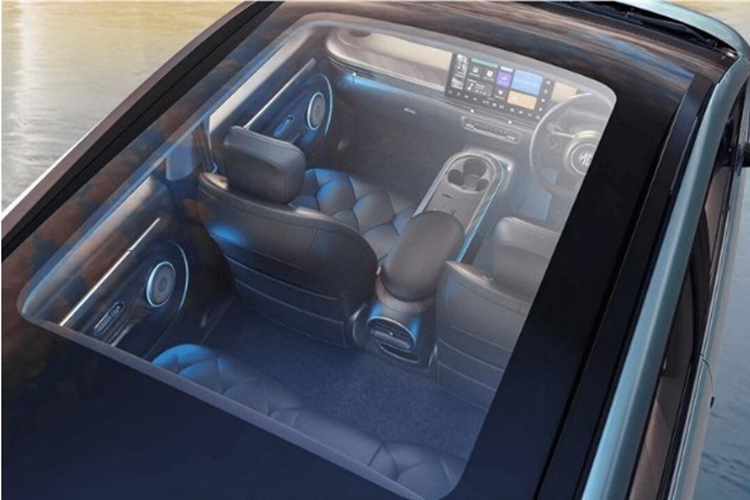 Về trang bị an toàn, MG Windsor sở hữu các tính năng hỗ trợ lái cơ bản như: 6 túi khí, phanh ABS, Phân bổ lực phanh điện tử EBD, 4 phanh đĩa, cảm ứng hỗ trợ đỗ xe trước/sau, Kiểm soát cân bằng điện tử và Camera 360 độ. 