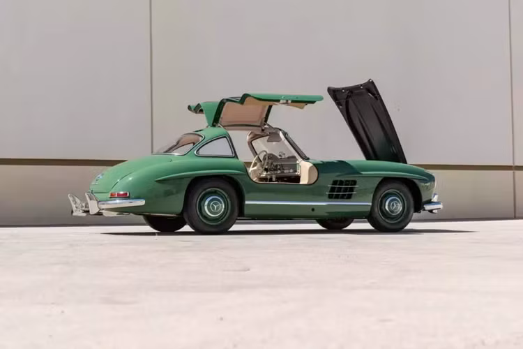 Việc sản xuất đã dừng lại vào năm 1963 sau khi 3.260 chiếc được chế tạo, bao gồm hai chiếc 300 SLR Uhlenhaut Coupe. Vào thời điểm đó, 300SL được coi là một thành công. Hơn nữa, chiếc Mercedes-Benz 300SL Gullwing này là một viên ngọc độc nhất vô nhị nhờ sự kết hợp màu sắc của nó. 