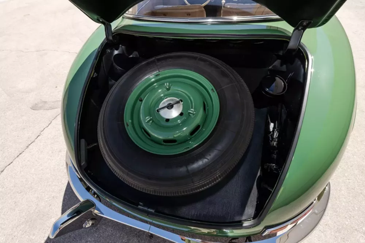 Được phát triển theo gợi ý của Max Hoffman và nhắm vào thị trường Mỹ đang bùng nổ sau Thế chiến thứ II, 300SL được thiết kế theo kiểu dáng rất cầu kỳ, bắt mắt và sử dụng cửa cánh chim của W194. Không chỉ có thiết kế kỳ lạ, 300SL còn có khả năng đạt tốc độ tối đa 163 dặm/giờ (262 km/giờ), khiến nó trở thành chiếc xe sản xuất nhanh nhất thời bấy giờ.