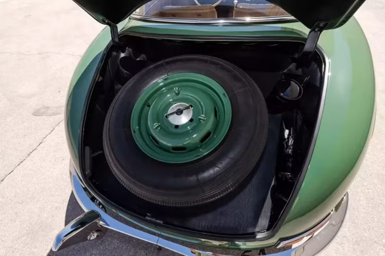 Được phát triển theo gợi ý của Max Hoffman và nhắm vào thị trường Mỹ đang bùng nổ sau Thế chiến thứ II, 300SL được thiết kế theo kiểu dáng rất cầu kỳ, bắt mắt và sử dụng cửa cánh chim của W194. Không chỉ có thiết kế kỳ lạ, 300SL còn có khả năng đạt tốc độ tối đa 163 dặm/giờ (262 km/giờ), khiến nó trở thành chiếc xe sản xuất nhanh nhất thời bấy giờ.