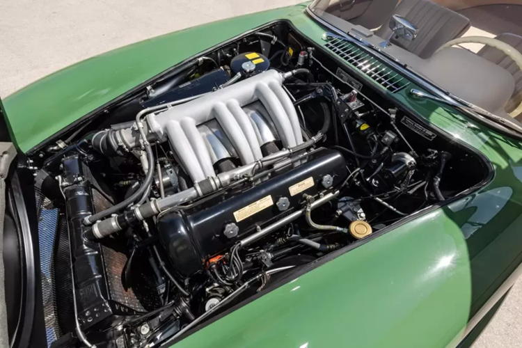 Chiếc coupe đã bị ngừng sản xuất vào năm 1957, nhưng đó không phải là dấu chấm hết cho dòng xe huyền thoại 300SL Gullwing. Năm đó, Mercedes-Benz bắt đầu sản xuất phiên bản xe mui trần. 