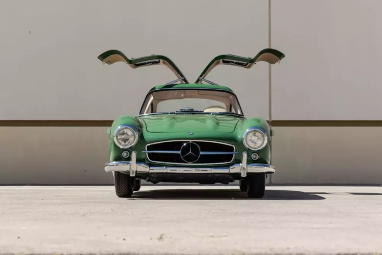 Đây không phải là lần đầu tiên chiếc Mercedes-Benz 300SL Gullwing rao bán. Chiếc xe trước đó đã được đấu giá vào tháng 9/2022 với giá 1,7 triệu đô la. Nếu vượt qua mốc 2 triệu đô la, nó sẽ trở thành một trong năm chiếc 300SL Gullwing đắt nhất từng được đấu giá. Kỷ lục hiện tại là 3,41 triệu đô la.
