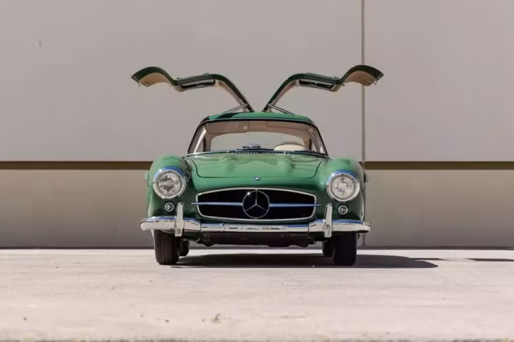 Đây không phải là lần đầu tiên chiếc Mercedes-Benz 300SL Gullwing rao bán. Chiếc xe trước đó đã được đấu giá vào tháng 9/2022 với giá 1,7 triệu đô la. Nếu vượt qua mốc 2 triệu đô la, nó sẽ trở thành một trong năm chiếc 300SL Gullwing đắt nhất từng được đấu giá. Kỷ lục hiện tại là 3,41 triệu đô la.