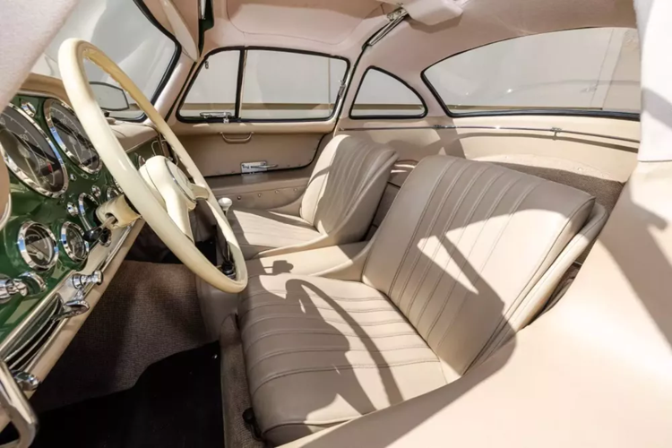 Điều gì khiến chiếc Mercedes-Benz 300SL Gullwing sắp đấu giá đắt như vậy? Trước hết, đây là một ví dụ được phục chế tinh xảo với lịch sử được ghi chép lại. Được Quỹ Indianapolis Motor Speedway mua lại vào năm 1973, chiếc Gullwing đã được phục chế tháo rời thân xe vào cuối những năm 2000.