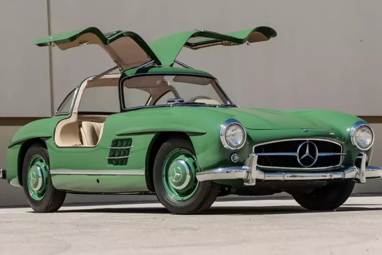 Nhưng nếu là nhà sưu tập xe lão luyện, chiếc xe Mercedes-Benz 300SL Gullwing đời 1955 này dự kiến sẽ được bán đấu giá tại Monterey 2024 của Mecum vào ngày 17/8, sẽ là 1 món đồ có giá trị rất lớn trong garage xe. Theo đơn vị đấu giá, họ ước tính chiếc xe này có giá từ 2 đến 2,5 triệu đô la (tương đương 48 đến 59 tỷ đồng).