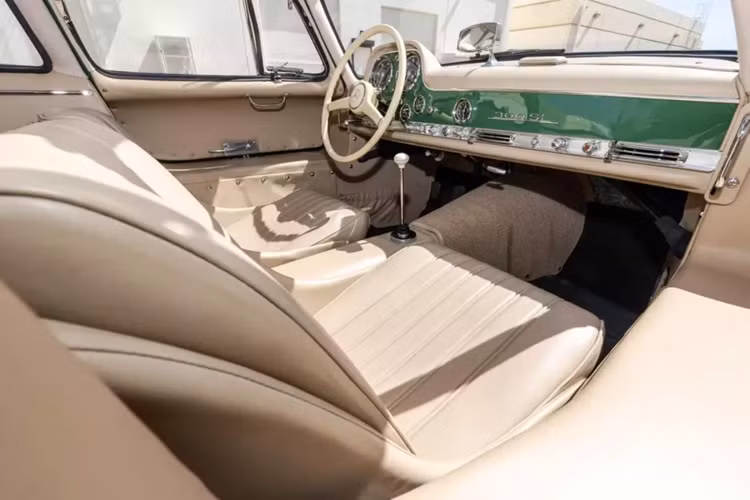 Được sản xuất với số lượng 1.400 chiếc, nhiều chiếc Gullwing hiện có giá trị hàng triệu đô la. Chiếc coupe màu xanh lá cây năm 1955 này là một trong những chiếc xe đó. Tại Việt Nam, ông Đặng Lê Nguyên Vũ đã săn lùng gần hết các siêu xe Mercedes-Benz SLS AMG